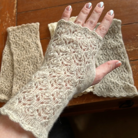 Lot of 3 pairs cashmere lace crochet fingerless gloves - Picture 2 of 4